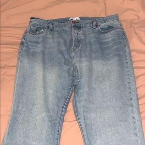 Light wash boyfriend jeans